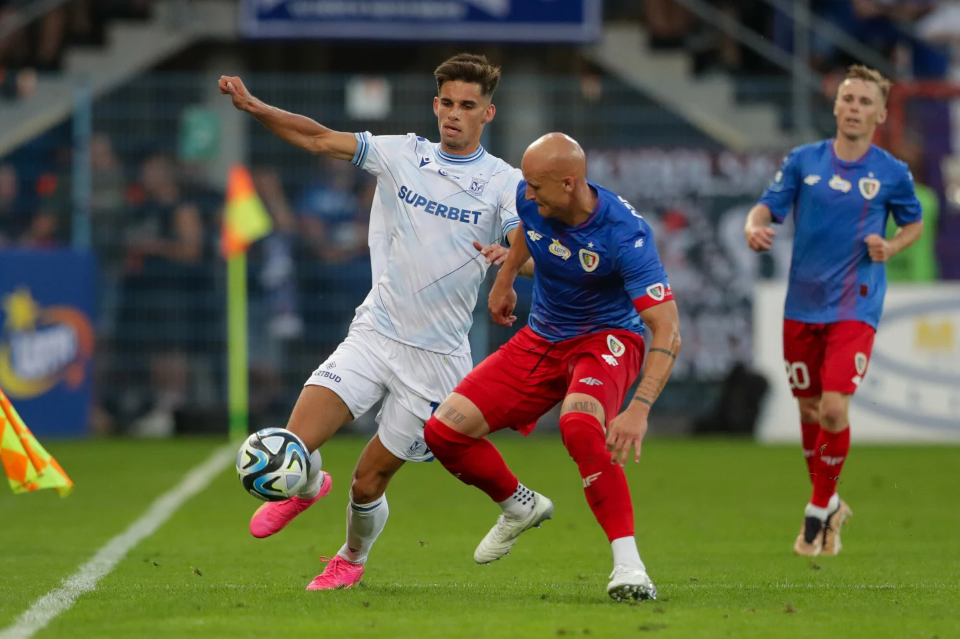 Piast Gliwice - Lech Poznań. Starcie Jakuba Czerwińskiego z bohaterem meczu Filipem Marchwińskim
