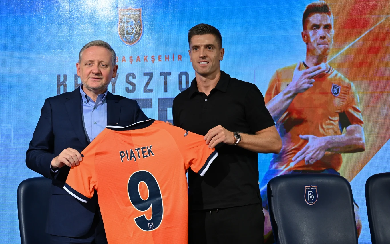 Krzysztof Piątek w dniu podpisania kontraktu z Istanbul Basaksehir