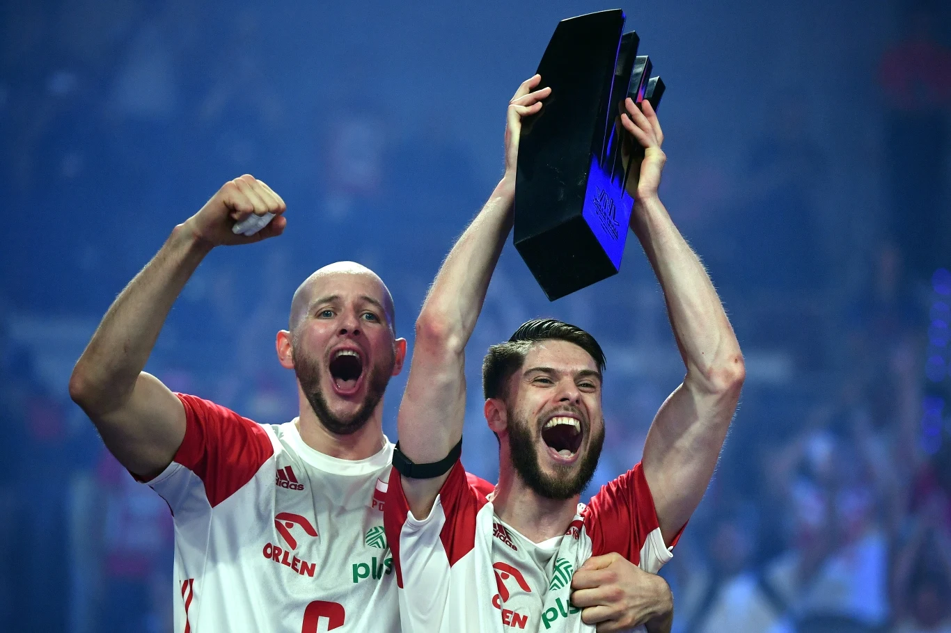 Bartosz Kurek (po lewej) i Aleksander Śliwka z pucharem Ligi Narodów