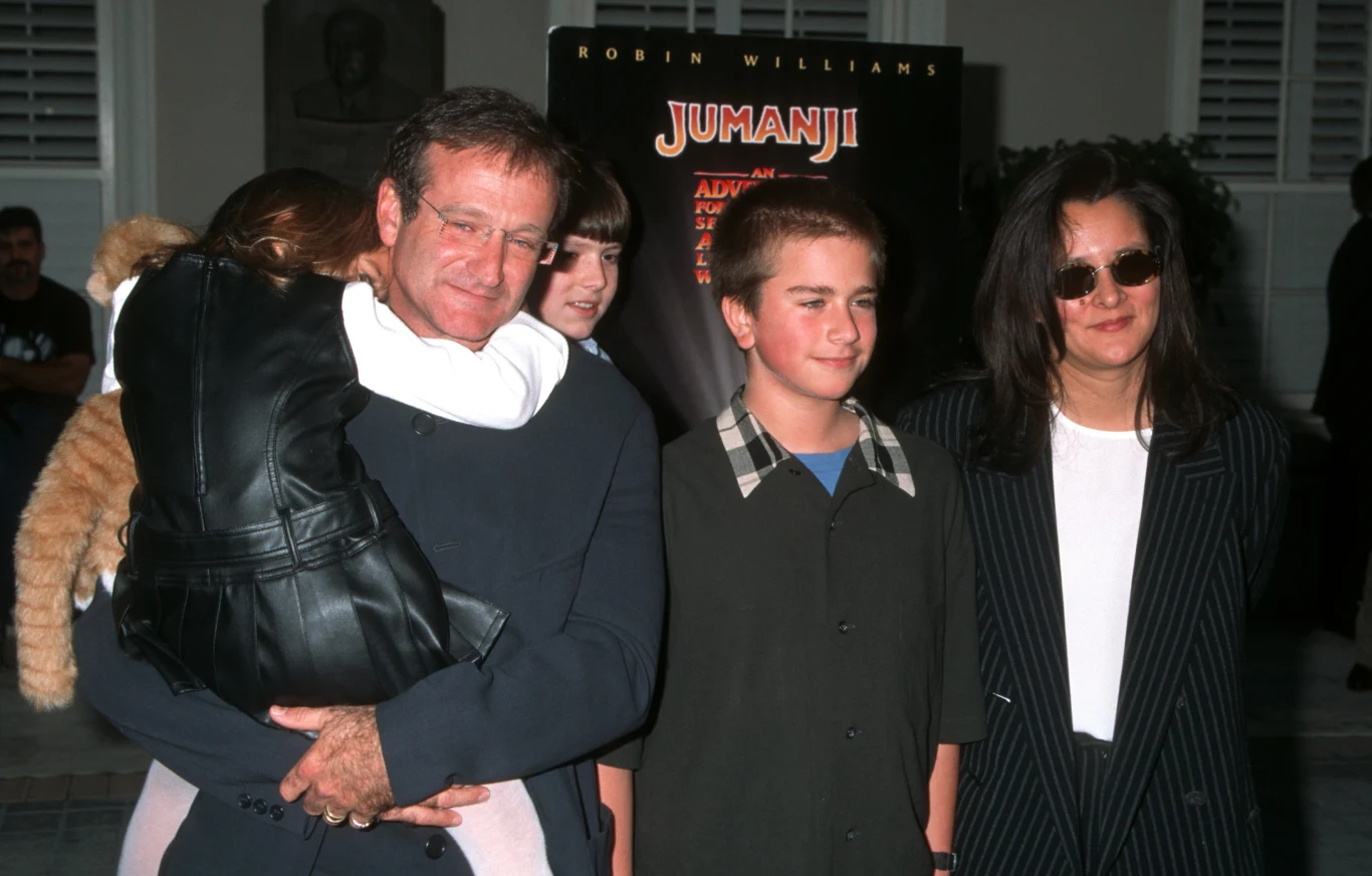Robin Williams z rodziną podczas premiery filmu "Jumanji" Robin Williams z rodziną podczas premiery filmu "Jumanji"