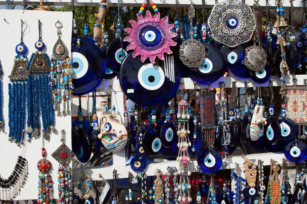 Oko proroka jest najpopularniejszym prezentem, jaki można przywieźć z tureckich lub greckich wakacji. Ale czy jest bezpieczne?