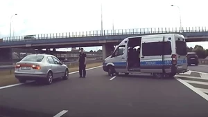 Stanęli radiowozem w poprzek autostrady. Do tragedii brakowało niewiele. Fot. Dashcam Bandit @YouTube