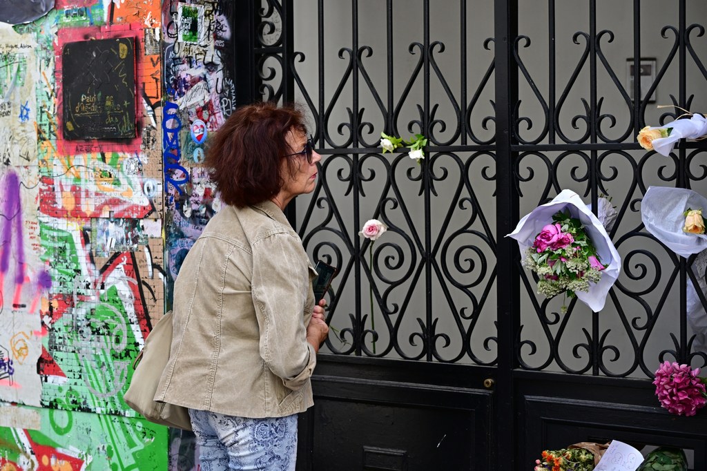 Kwiaty i wspomnienia od fanów pojawiły się m.in. przy Rue De Verneuil, gdzie mieszkali Jane Birkin i Serge Gainsbourg