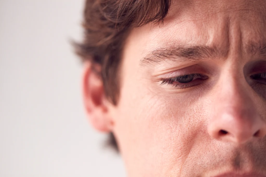 Zez może rozwinąć się w ciągu życia, nawet u osób w podeszłym wieku