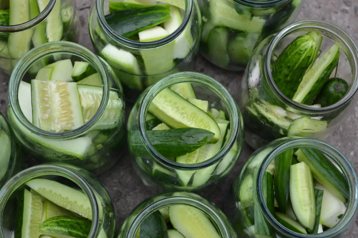 Ogórki układamy ciasno w słoikach i staramy się pozbyć bąbelków powietrza