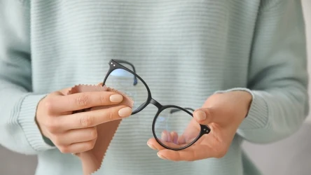 Jak czyścić okulary, aby nie zostawały na nich smugi?