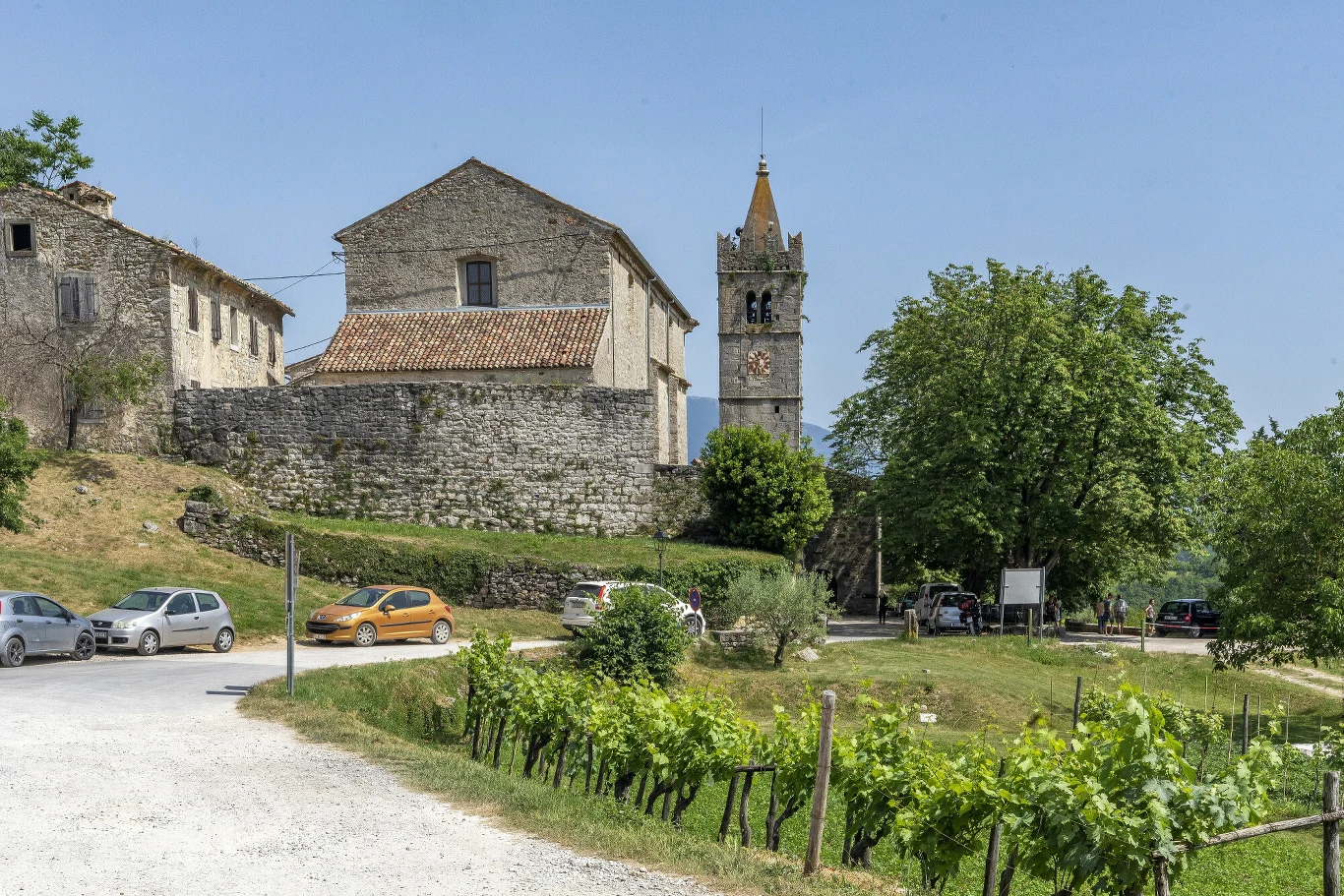Jedną z atrakcji jest zabytkowa dzwonnica, z której można podziwiać krajobraz