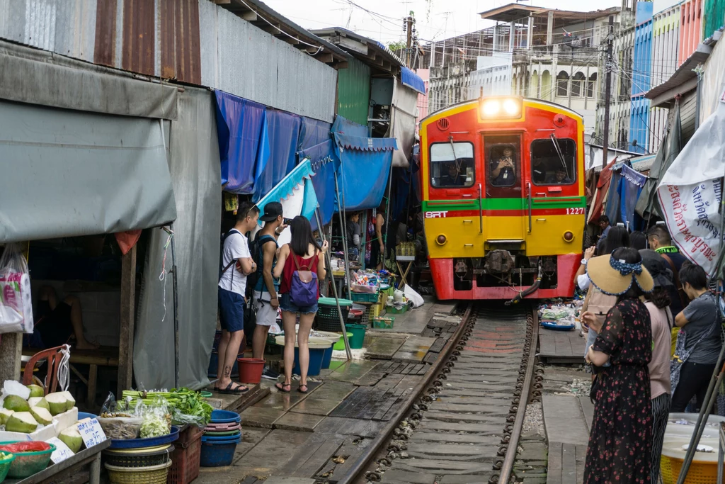 Targ na torach Maeklong.