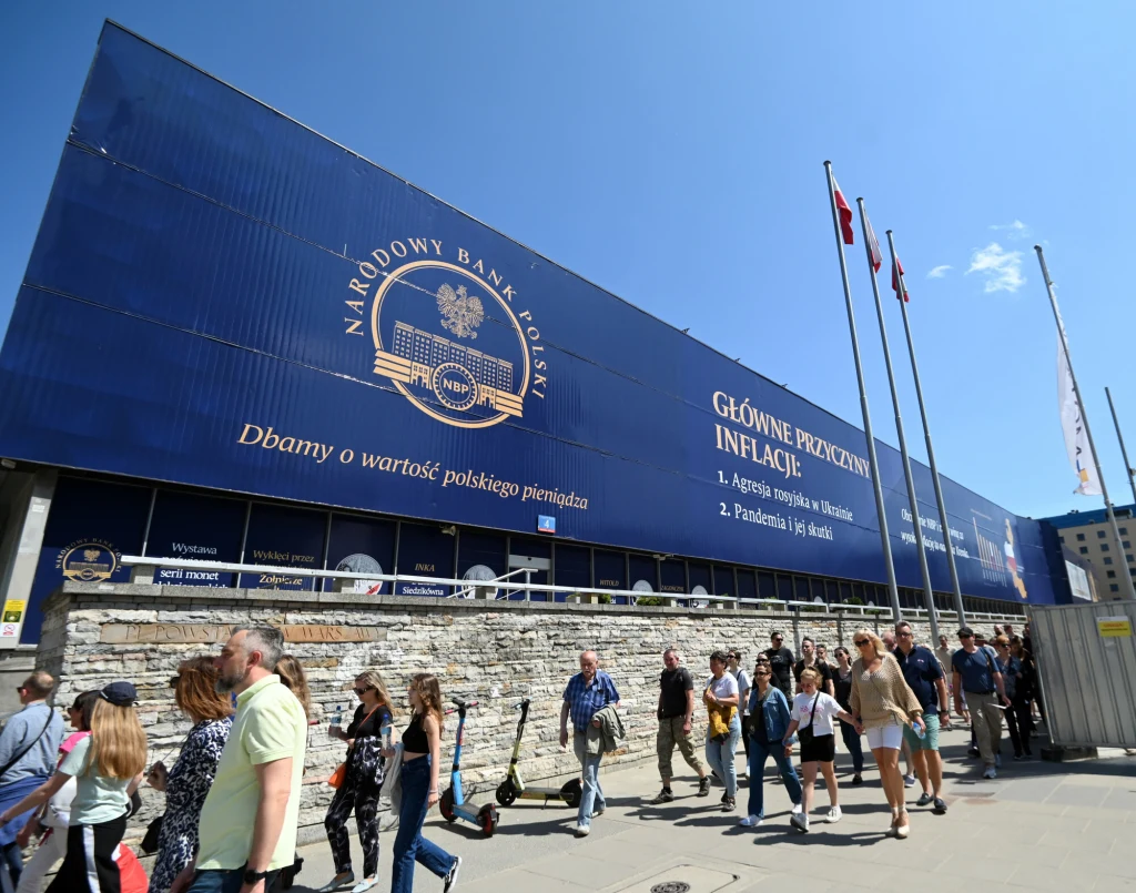 "Zbijanie inflacji do celu to kosztowne szaleństwo". Na zdjęciu siedziba Narodowego Banku Polskiego