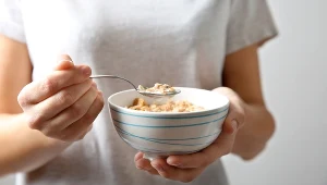 Warto postawić na pełnowartościowe śniadanie. Zapobiegniesz podjadaniu i wahaniom cukru