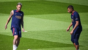 Neymar (z lewej) i Kylian Mbappe