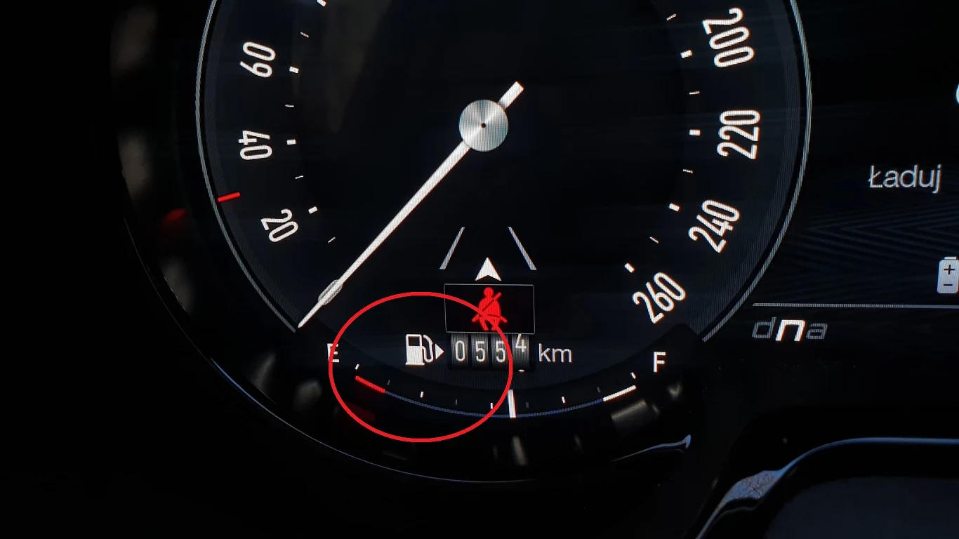Podpowiedź dotyczącą tego, po której stronie znajduje się wlew paliwa, znajdziemy przy ikonce rezerwy.