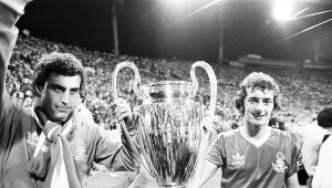 Peter Shilton (z lewej) i Trevor Francis po wygraniu w Monachium finału Pucharu Europy w 1979 roku