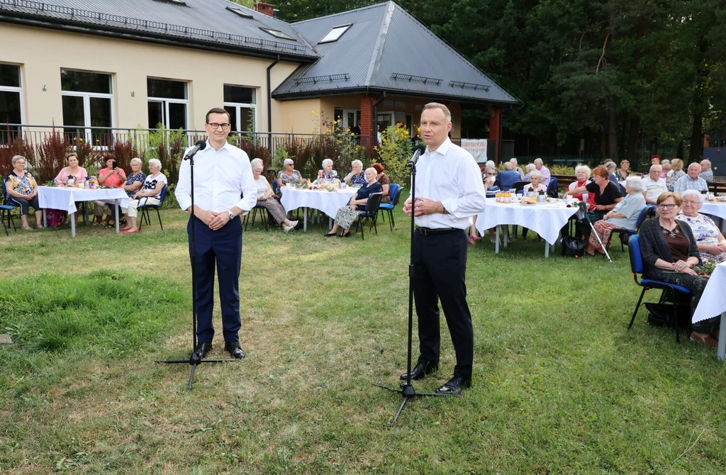 Premier Mateusz Morawiecki (L) oraz prezydent Andrzej Duda