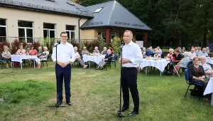 Premier Mateusz Morawiecki (L) oraz prezydent Andrzej Duda