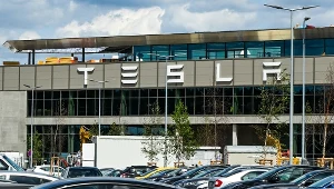 Widok na fabrykę Tesli. Brandenburg, Grünheide