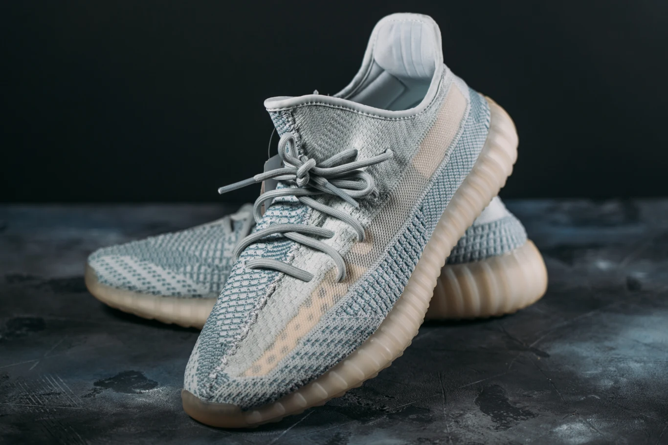 Niemiecka firma Adidas dostała zamówienia na 4 mln niesprzedanych par butów, przebijając nawet najbardziej optymistyczne oczekiwania Niemiecka firma Adidas dostała zamówienia na 4 mln niesprzedanych par butów, przebijając nawet najbardziej optymistyczne oczekiwania