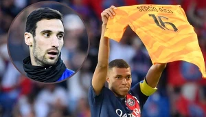 Sergio Rico i Kylian Mbappe, trzymający koszulkę z nazwiskiem walczącego o powrót do zdrowia kolegi 