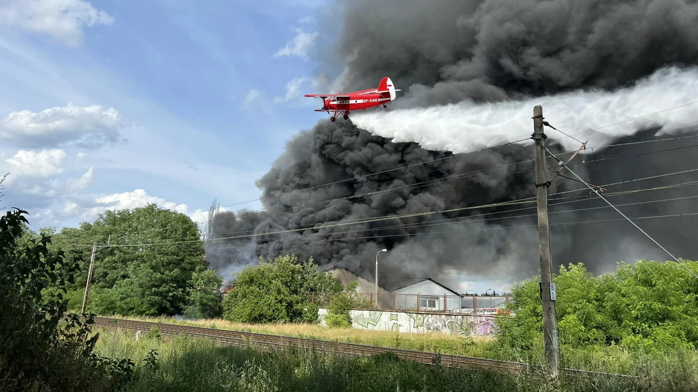 Pożar odpadów w Zielonej Górze, do którego doszło w sobotę został już ugaszony. "Mieszkaliśmy przy tykającej chemicznej bombie, która musiała w końcu wybuchnąć" - mówią okoliczni mieszkańcy Pożar odpadów w Zielonej Górze, do którego doszło w sobotę został już ugaszony. "Mieszkaliśmy przy tykającej chemicznej bombie, która musiała w końcu wybuchnąć" - mówią okoliczni mieszkańcy