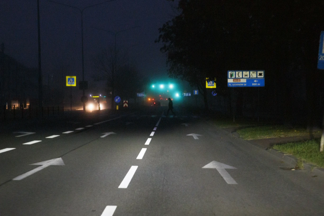 Na tym zdjęciu jest pieszy przechodzący przez jezdnie. Nie ma odblasków a jego widoczność jest bardzo ograniczona.