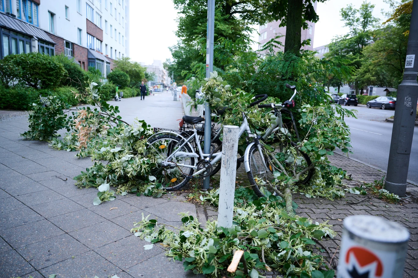 Berlin, skutki przejścia nawałnic przez stolicę Niemiec w poniedziałek wieczorem. Na ulicach wciąż widać powalone drzewa