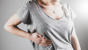 Ból w prawym podżebrzu może mieć wiele przyczyn. Poza przejedzeniem lub niedrożnością jelit może być objawem stanu zapalnego wątrobie, trzustkce a nawet sercu