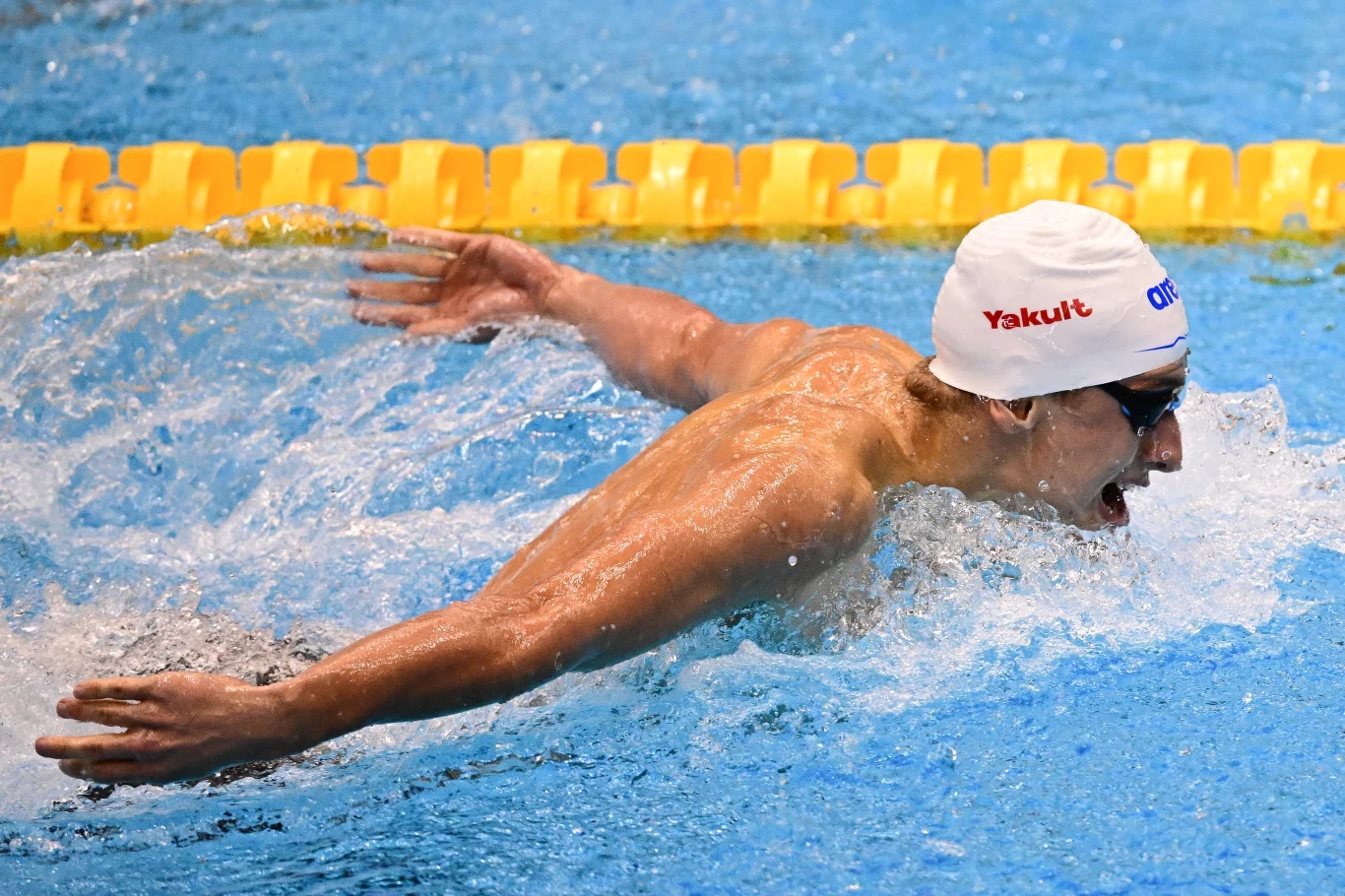 Krzysztof Chmielewski to największa nadzieja polskiego pływania. Dwa lata temu popłynął w finale igrzysk olimpijskich w Tokio na dystansie 200 m stylem motylkowym. Był ósmy. Miał wtedy tylko 17 lat. Nie trwoni talentu. Miło się patrzy na jego rozwój. Po sukcesach juniorskich w poprzednim sezonie (trzy złote medale), w tym w japońskiej Fukuoce również na 200 m delfinem, został wicemistrzem świata. Srebrny medal wręczał mu Michael Phelps, najsłynniejszy pływak w dziejach, 23-krotny mistrz olimpijski. Nastolatek z Warszawy był tym ogromnie wzruszony. W Japonii Chmielewski uzyskał czas 1:53,62. Jest coraz bliżej rekordu Polski Pawła Korzeniowskiego - 1:53,23. Czy pomogą mu w tym treningi na amerykańskiej uczelni? Młody pływak wychował się w małym warszawskim klubie Muszelka. Po tegorocznej maturze postanowił wyjechać do USA. Tam chce się uczyć od najlepszych.