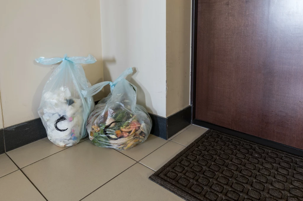 Czy można zostawiać śmieci na klatce schodowej?