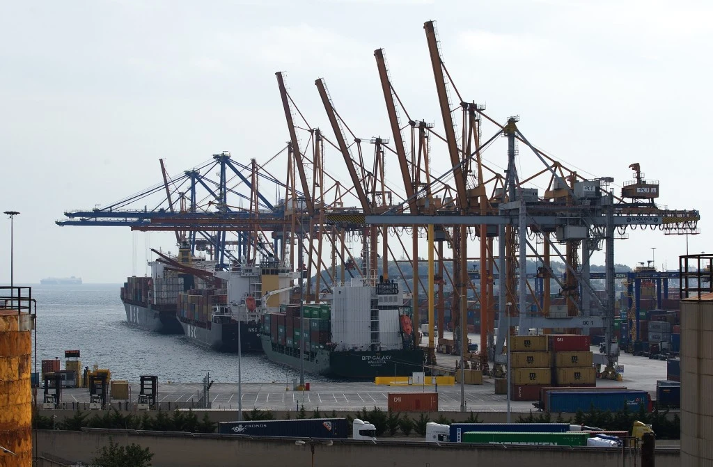 Port w Pireusie to jedna z największych inwestycji infrastrukturalnych w Europie kontrolowana przez chiński kapitał