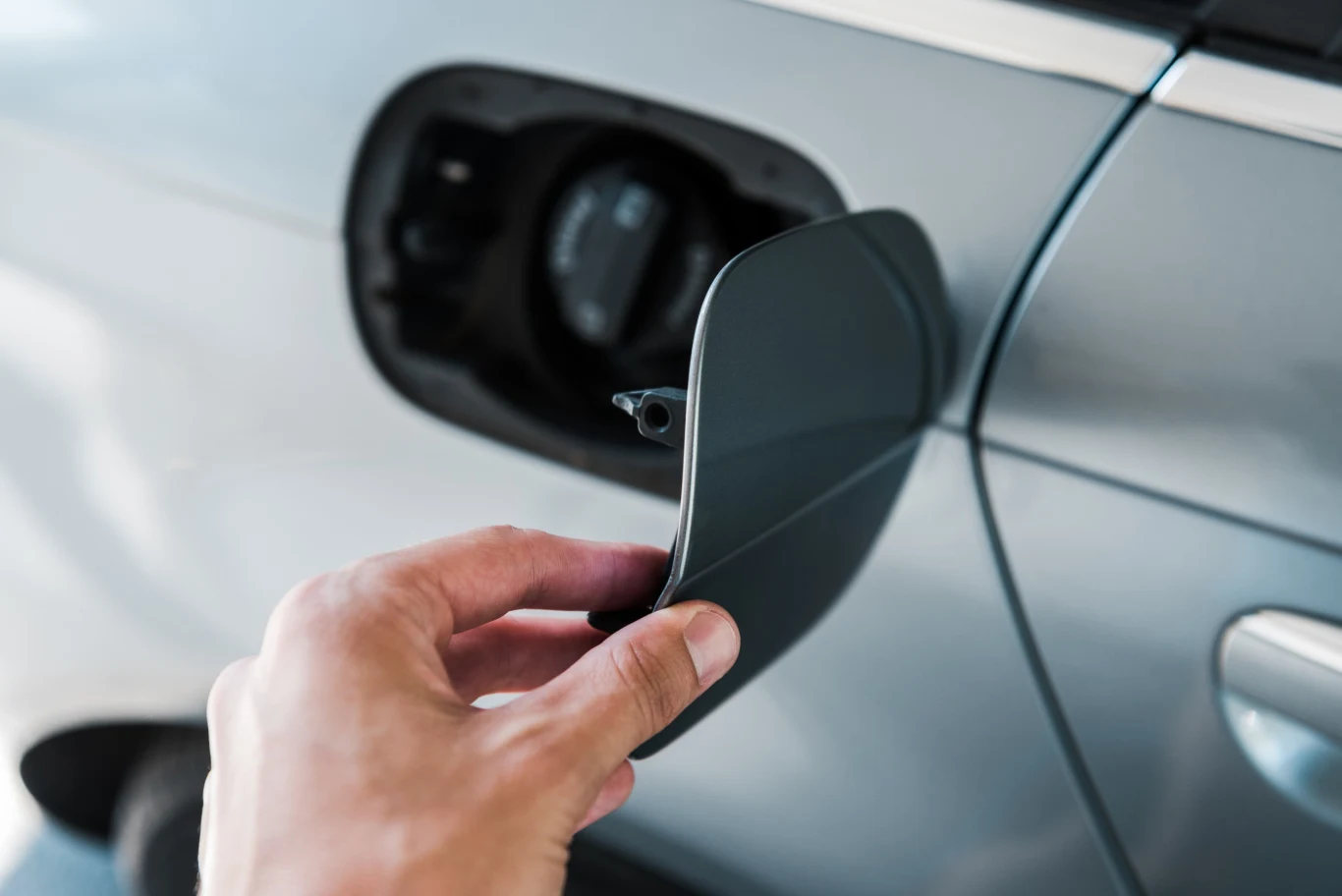 W wielu samochodach klapkę wlewu paliwa można otworzyć również od środka