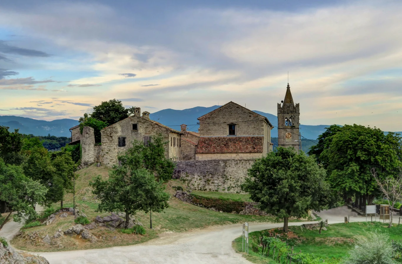 Hum to urokliwe maleńkie miasteczko z rekordem Guinnessa