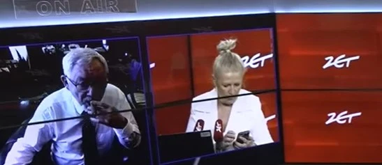 Prezydent zaciąga się cygarem w swoim gabinecie Prezydent zaciąga się cygarem w swoim gabinecie