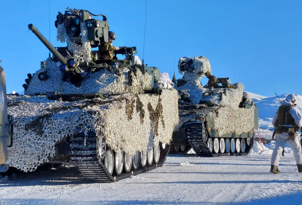 Wóz piechoty CV90 w trakcie ćwiczeń sił zbrojnych państw NATO w pobliżu Bardufoss w Norwegii Wóz piechoty CV90 w trakcie ćwiczeń sił zbrojnych państw NATO w pobliżu Bardufoss w Norwegii
