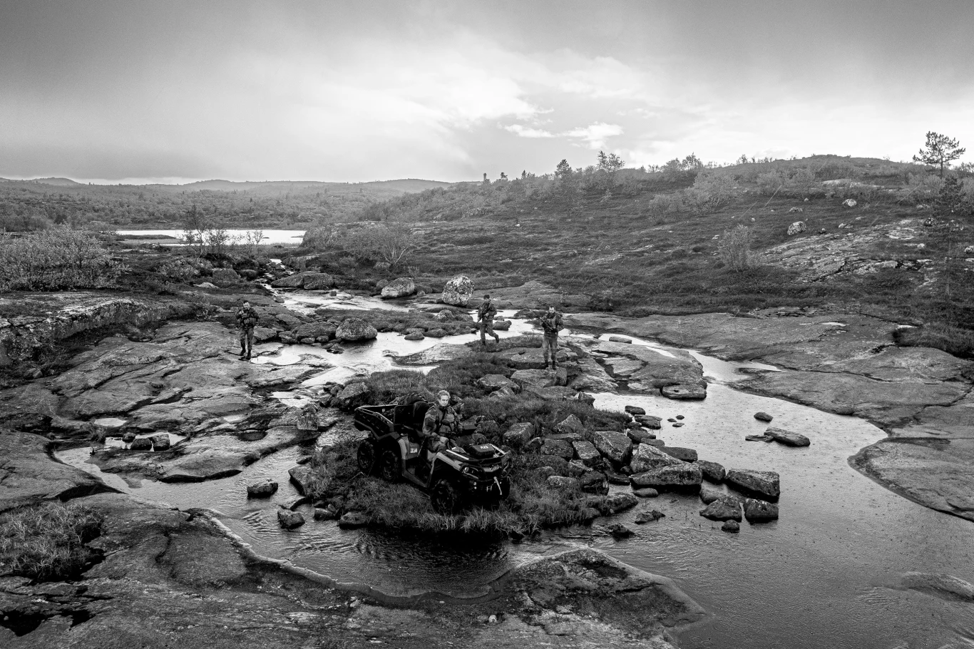 Członkowie norweskiej straży granicznej w pobliżu portu w Kirkenes Członkowie norweskiej straży granicznej w pobliżu portu w Kirkenes