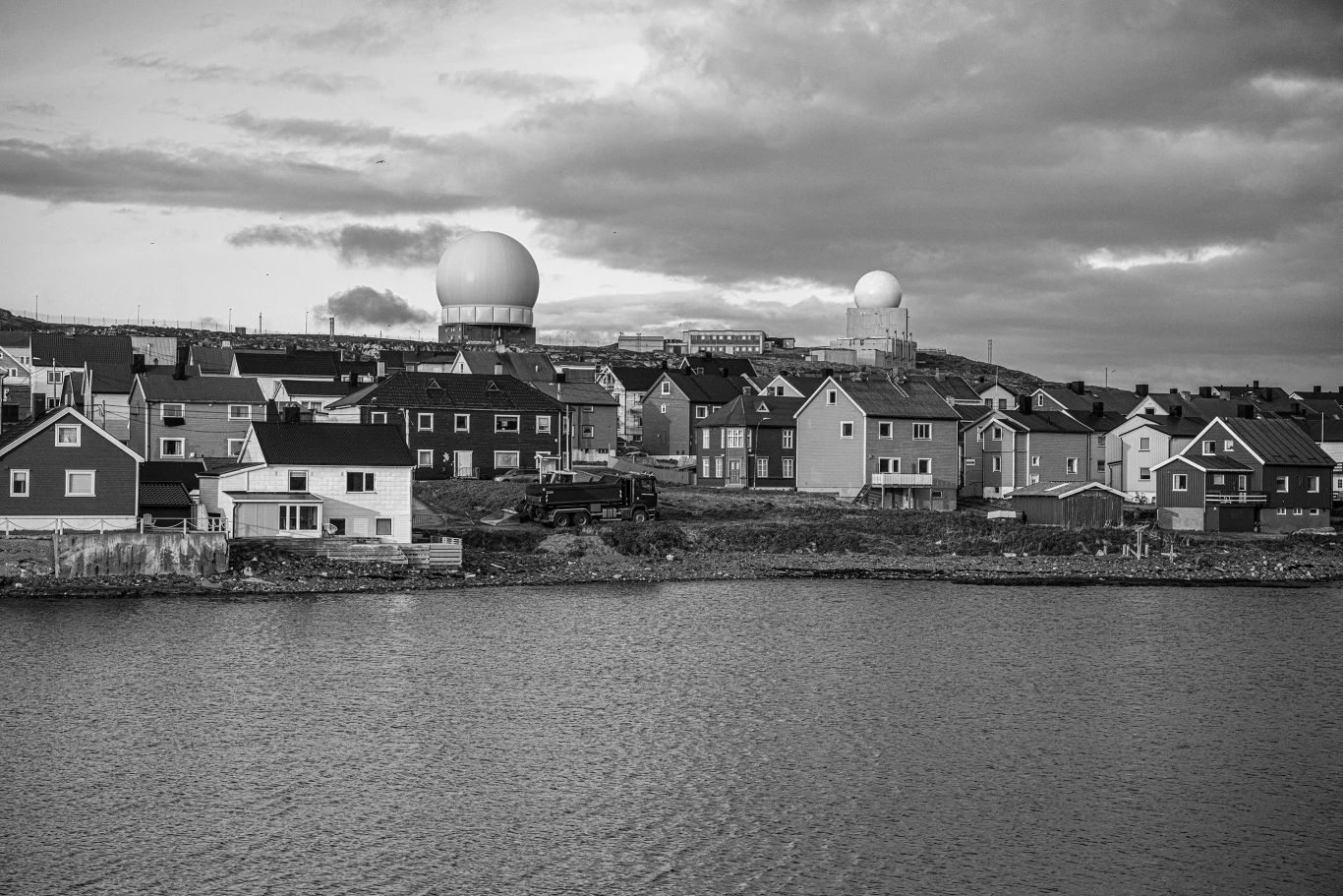 Radar armii norweskiej w rybackiej wiosce Vardo Radar armii norweskiej w rybackiej wiosce Vardo