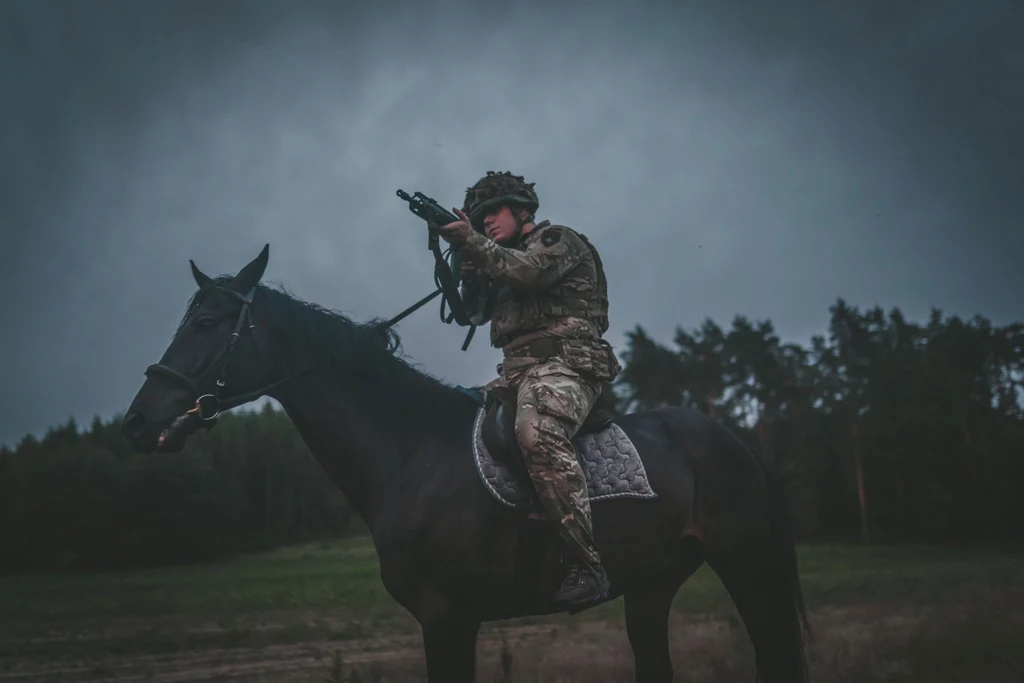 Brytyjczycy szkolą się w Polsce w jeździe na koniach. Specjalne ćwiczenia w ramach NATO eFP.