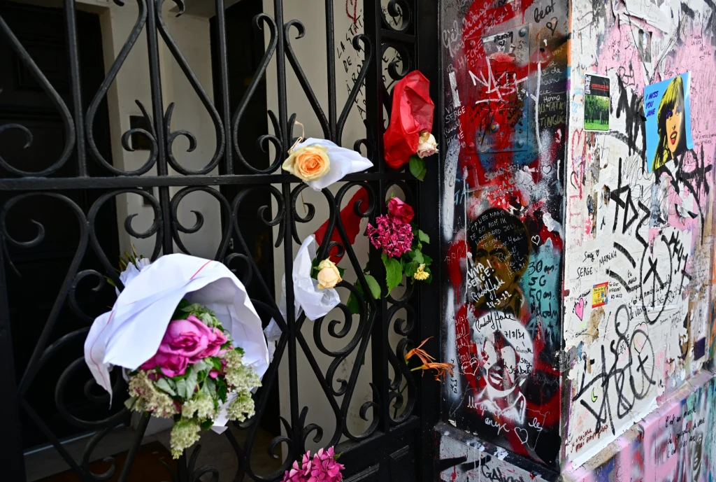 Tłumy oddają hołd zmarłej Tłumy oddają hołd zmarłej