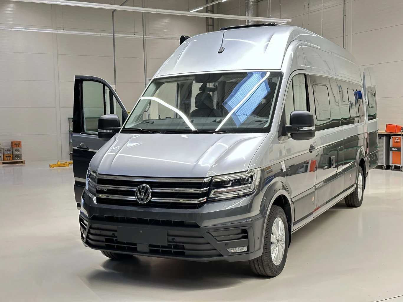 Volkswagen Grand California 680 jest dłuższa niż 600-ka, ale mogą w niej spać jedynie dwie osoby. No i wymaga prawa jazdy kategorii C