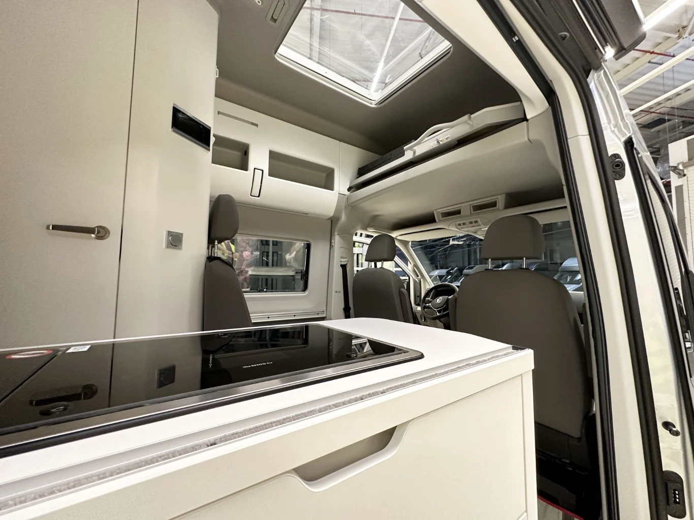 Grand California 600 przeznaczona jest dla czterech osób. Tyle może nią podróżować oraz tyle może w niej spać