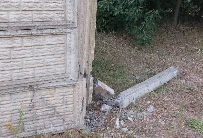 Złodziej uszkodził betonowy płot, bramę wjazdową i zaparkowanego dostawczaka. Złodziej uszkodził betonowy płot, bramę wjazdową i zaparkowanego dostawczaka.