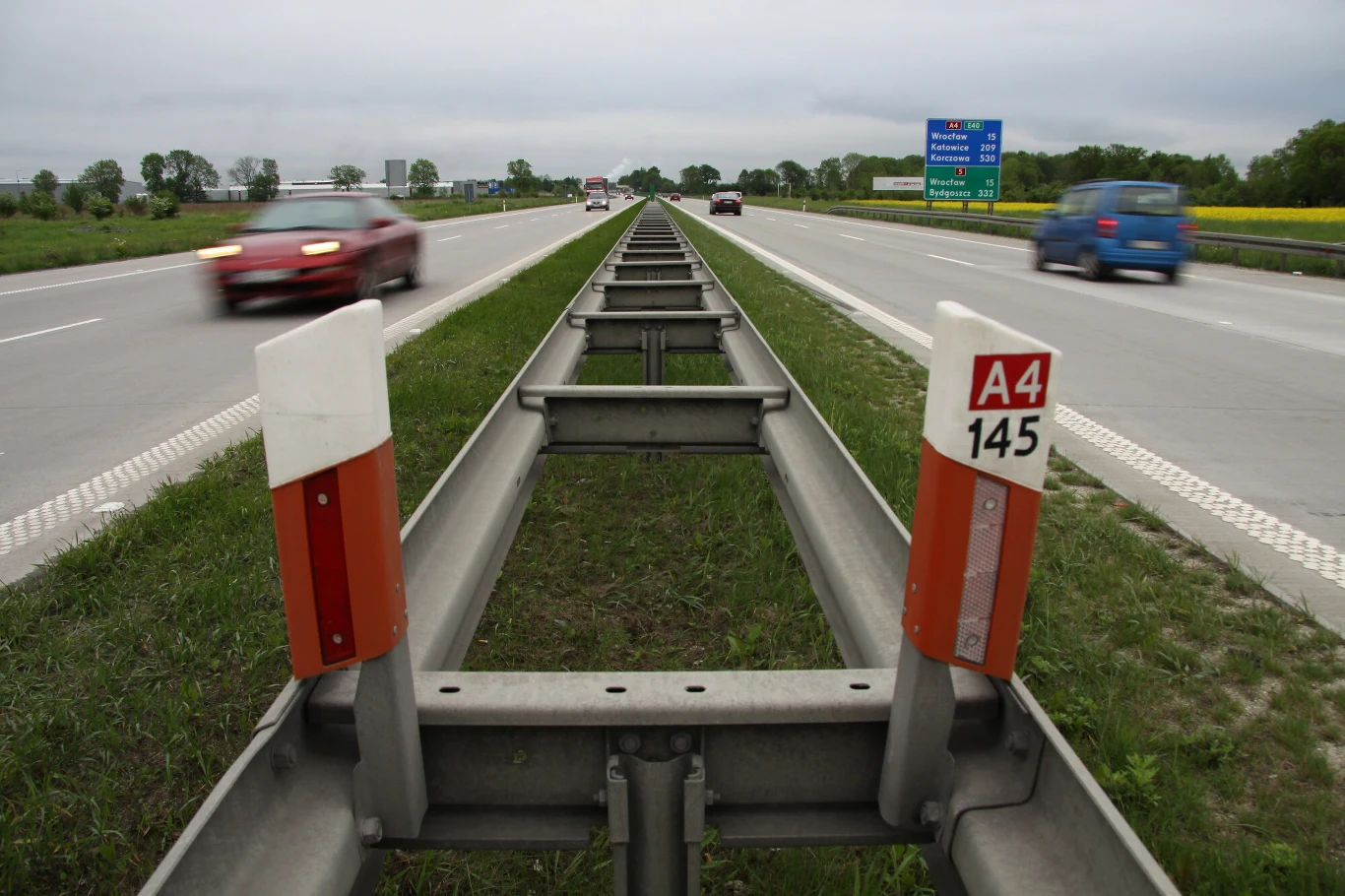 Słupki pikietażowe przy autostradzie A4