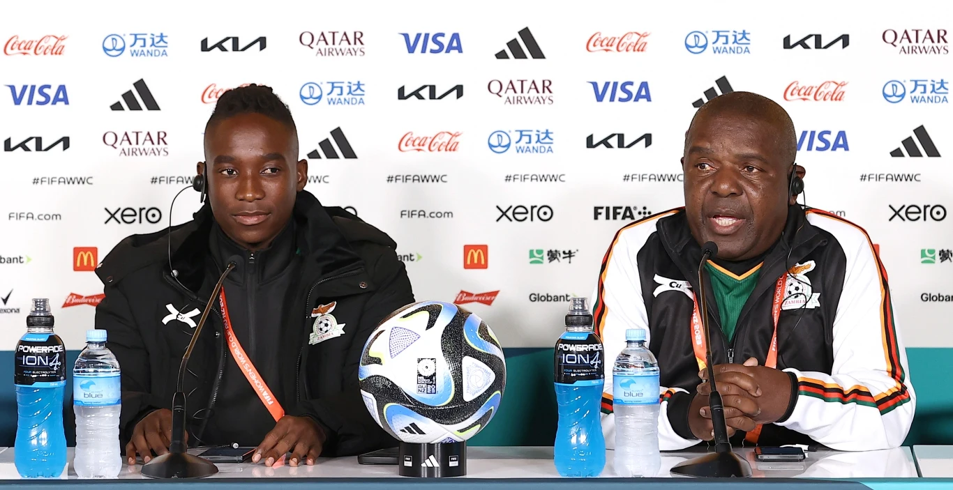 Bruce Mwape na konferencji prasowej Zambii Bruce Mwape na konferencji prasowej Zambii