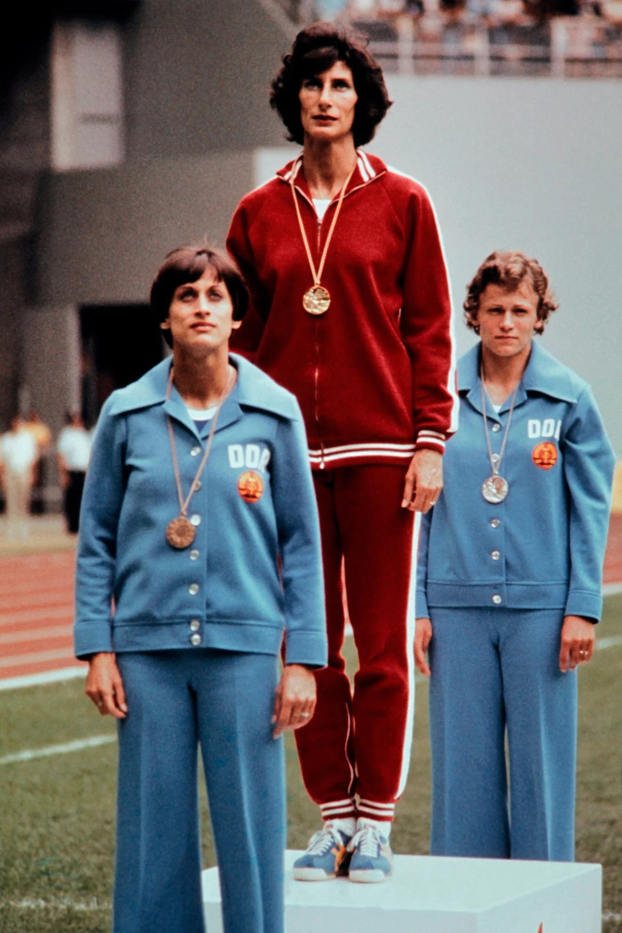 Irena Szewińska na najwyższym stopniu podium po biegu na 400 m w IO w Montrealu Irena Szewińska na najwyższym stopniu podium po biegu na 400 m w IO w Montrealu