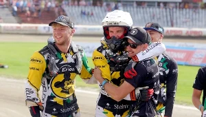 Żużlowcy Falubazu Zielona Góra cieszą się z wygranej.