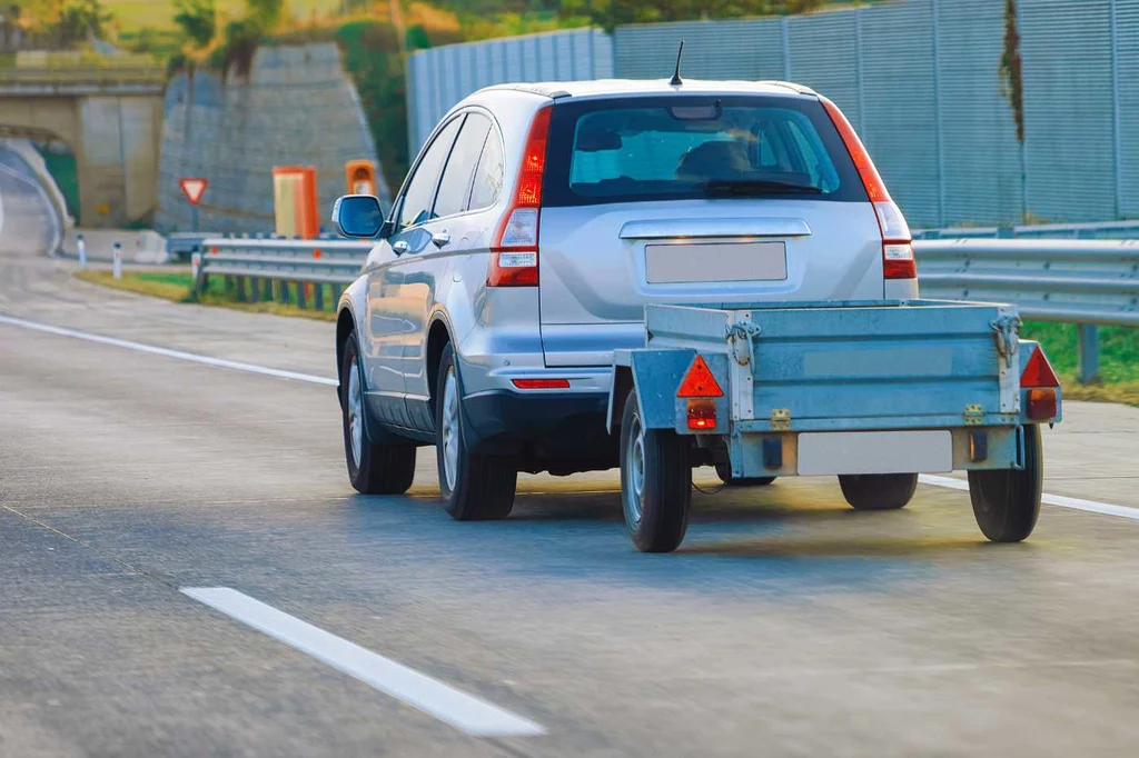 Pojazdy z przyczepami na autostradach i drogach ekspresowych nie mogą rozpędzać się powyżej 80 km/h.