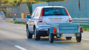 Jazda z przyczepą po autostradzie. Kierowcy zapominają o zakazie