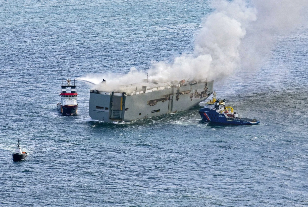 Doniesienia straży przybrzeżnej mówią o pogłębiającym się na sterburtę przechyle Fremantle Highway