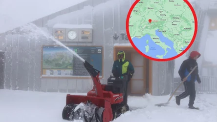 W wysokich górach w Polsce i w Niemczech pojawił się śnieg. Na zdjęciu: odśnieżanie wejścia do górnej stacji kolejki linowej Nebelhorn w NIemczech