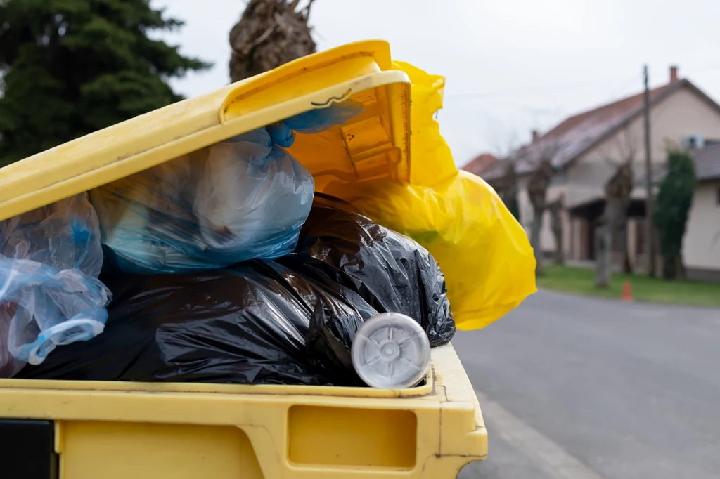 Odpadów niebezpiecznych nie należy wyrzucać do pojemników na odpady komunalne 
