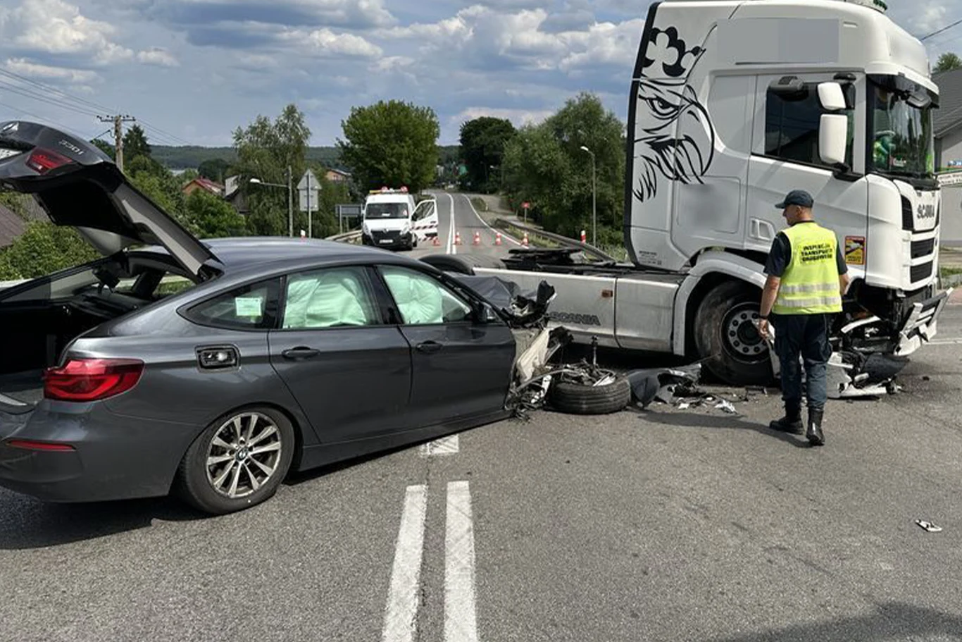 Zderzenie radiowozu ze Scanią. Kontrowersyjny wypadek pod Starachowicami Zderzenie radiowozu ze Scanią. Kontrowersyjny wypadek pod Starachowicami
